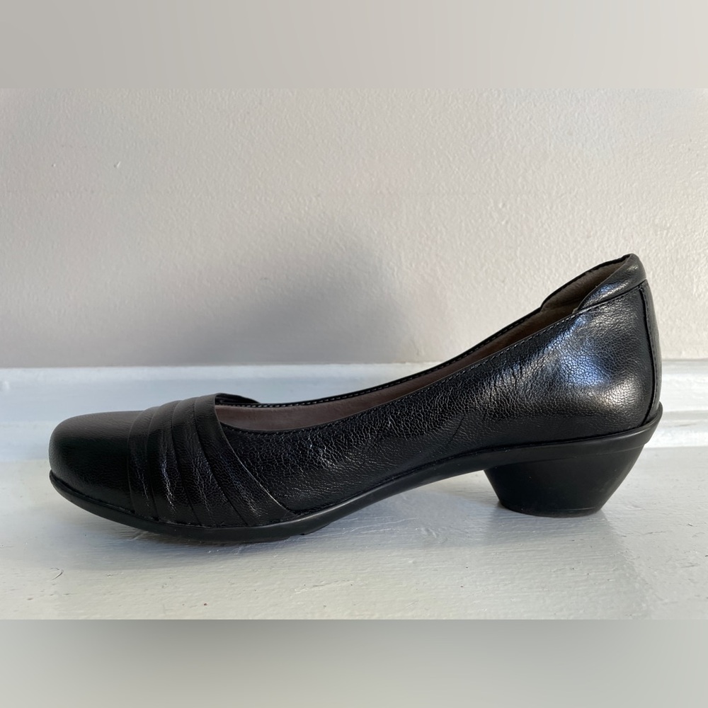 Naturalizer Black Leather Low Heel Pumps with Pleated Toe